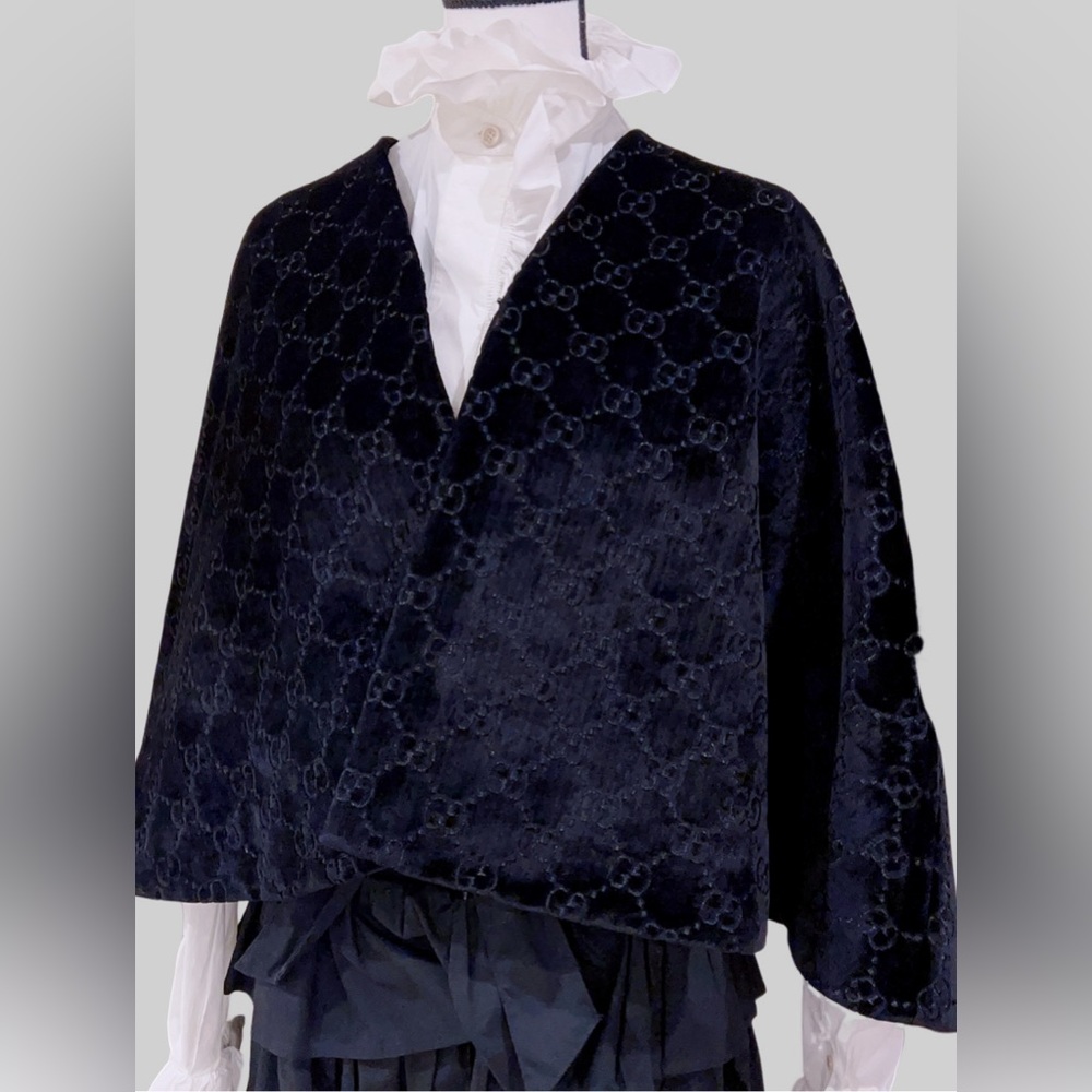 ❌SOLD❌100% Authentic Gucci GG Logo Black Velvet Cape Poncho One Size - Picture 8 of 16
